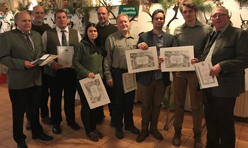Klaus Meinecke (BronzeLJN/Leiter Jagdhornbläser), Ernst-Dieter Meinecke (Vorsitzender Jägerschaft Gifhorn), Dennis Bock (5 Jahre Jagdhornbläser), Lea Hartmann (Jägerbrief 2016), Jörn Kletke (25 Jahre Jägerschaft 2016), Helmut Hermann (40 Jahre DJV), Adrian Mangold (Jägerbrief 2017), Lennart Klitzing (Jägerbrief 2016), Hermann Brandt (40 Jahre DJV) Foto: Hegering Sassenburg