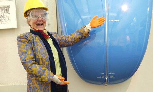 Elke Schulz führt durch die Arbeits- und Lebenswelt der Schloßstraße. Foto: Stadtmuseum/Meike Netzbandt