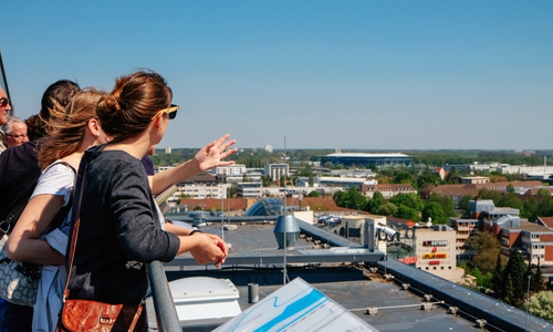 Das Rathausdach bietet einen weiten Blick über Wolfsburg. Foto: WMG Wolfsburg