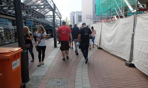 Die Initiative "Schutzzone" gab sich auf dem Altstadtfest durch ihre einheitlichen T-Shirts zu erkennen. Foto: privat