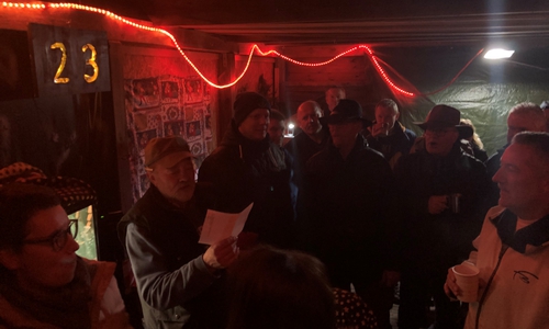 Singen bei dem lebendigen Adventskalender. Foto:  Gemeinde Lehre