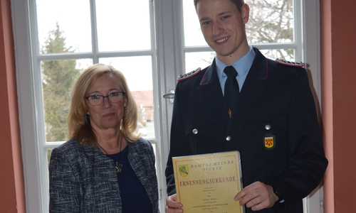 Petra Eickmann-Riedel, Samtgemeindebürgermeisterin, und Lukas Hans, neuer Ortsbrandmeister. Foto: Samtgemeinde Sickte