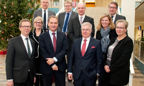 Oberbürgermeister Klaus Mohrs, Kulturdezernentin Dr. Anja Hesse, Oberbürgermeister Ulrich Markurth, Stadtrat Claus Ruppert, Stadträtin Dr. Andrea Hanke, Stadträtin Iris Bothe sowie (hinten von links) Stadtbaurat Kai-Uwe Hirschheide, Stadtbaurat Heinz-Georg Leuer, Erster Stadtrat Christian A. Geiger und Wirtschaftsdezernent Gerold Leppa. Foto: Stadt Wolfsburg