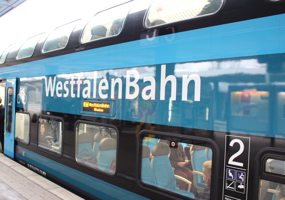 Im Zug der Westfalenbahn, vollbesetzt mit Eintrachtfans, sollten unter anderem zwei Rechtsextreme für Sicherheit sorgen. Symbolfoto: Archiv