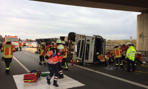 Ein LKW kippte auf der A39 um. Schwerstarbeit für die Feuerwehr. Fotos/Video: Werner Heise