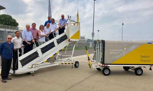 Der Aufsichtsrat der Flughafengesellschaft begutachtete den neuen Markenauftritt auf dem Vorfeld. Foto: Flughafen Braunschweig-Wolfsburg