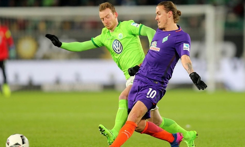 Bruno Labbadia warnt vor dem Spiel in Bremen auch vor Ex-Wolf Max Kruse, hier im Zweikampf mit Maximilian Arnold. Foto: Agentur Hübner/Archiv