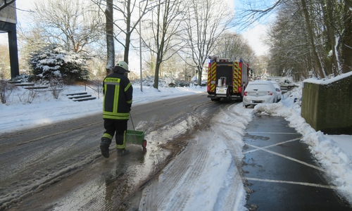 Bei winterlichem Wetter streuten die Einsatzkräfte der Goslarer Feuerwehr am Sonntagmittag eine 600 Meter lange Ölspur ab. Foto: Feuerwehr Goslar