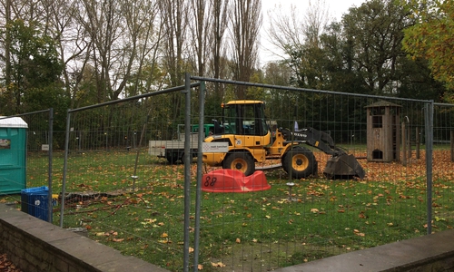 Auf dem Spielplatz an der Wallstraße tut sich was. Der Platz wird saniert und bekommt neue Geräte. Die Bagger sind schon angerückt. Fotos: Werner Heise 