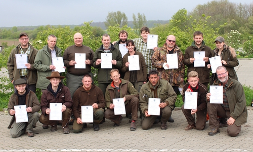 Von Links nach Rechts:
Hinten: Phillip Verworn, Sven Krogoll, Andreas Fröhlich, Matthias Bischoff, Dirk Bösche, Diana Ey, Johannes Tilch, Peter Haiduk, Sören Becker, Lea Becker
Vorne: Philipp Beck, Justus Klengel, Christof Schmidtke, Ingo Kleindienst, Stefan Schulz, Moritz Weddelmann, Dimitri Vasiliadis. Foto: Jägerschaft Wolfenbüttel e.V.