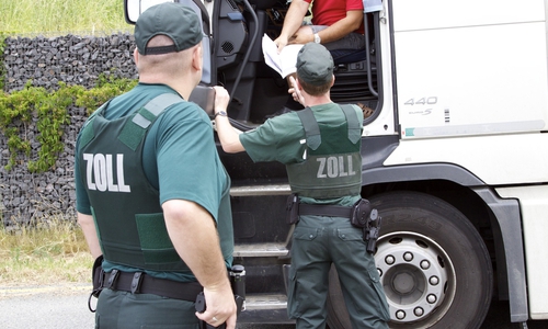 Ein Mann versteckte sich 1.000 Kilometer in einem LKW. Symbolfoto: Zoll 