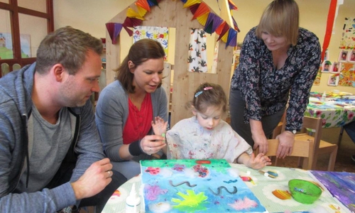 Ein besonderer Spaß für die Kleinen: Die Verzierung der Bilder mit Glitter und Federn. Foto: Martin-Luther-Kindergarten