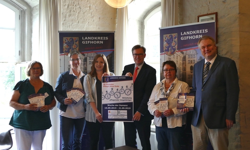 Gemeinsamer Einsatz für die Woche der Demenz: von links: Bettina Welminski, Seniorendienst „Kümmern und so“, Christina Dörries, Pflegeberaterin des Senioren- und Pflegestützpunktes, Abteilungsleiterin Saskia Rusch, Landrat Dr. Andreas Ebel, Brunhild Rieger, Vorstandsmitglied der Alzheimergesellschaft, und Kreisrat Rolf Amelsberg. Foto: Landkreis Gifhorn
