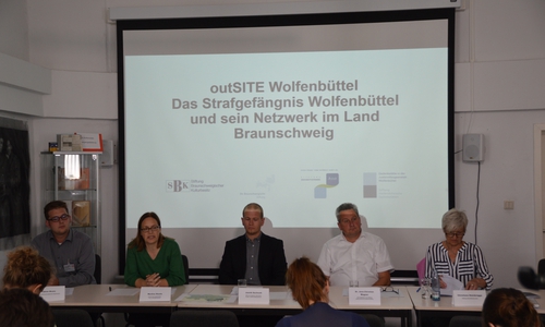  Fabian Bruns, Stiftung Braunschweigischer Kulturbesitz; Martina Staats, Leiterin der Gedenkstätte in der JVA Wolfenbüttel; Jannik Sachweh, Wissenschaftlicher Mitarbeiter im Projekt „outSITE Wolfenbüttel“; Dr. Jens-Christian Wagner, Geschäftsführer der Stiftung niedersächsische Gedenkstätte; Landrätin Christiana Steinbrügge, Zukunftsfonds Asse und Die Braunschweigische Stiftung (v.l.) bei der Pressevorstellung des Projekts