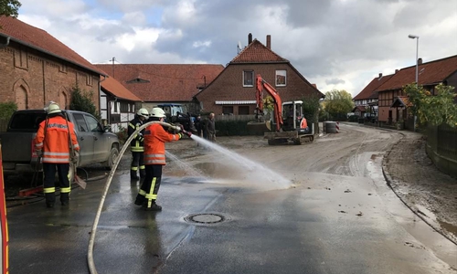 Die Aufräumarbeiten zogen sich bis in die Abendstunden hin. Fotos: Feuerwehr
