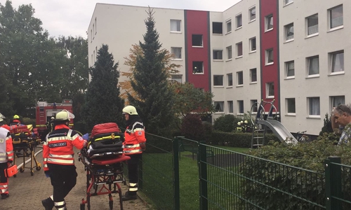 Im Glatzer Weg gibt es einen Großeinsatz der Feuerwehren und Rettungsdienste. Fotos: Anke Donner