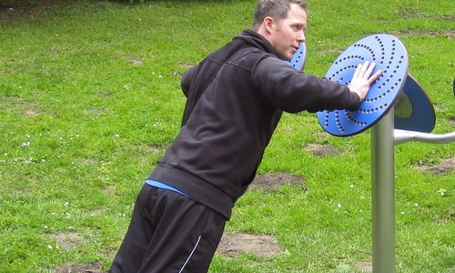 Bildunterschrift: Michael Fehst trainiert am 18. August mit Interessierten beim Treffpunkt Fitness im Generationenpark. Foto: Stadt Wolfenbüttel
 