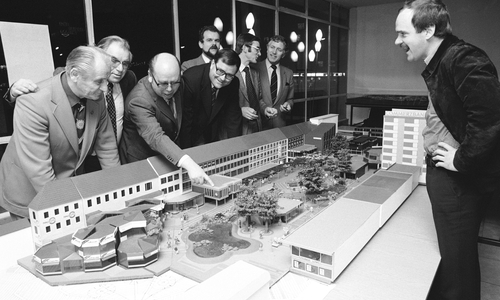 Stadtbaurat Gerhard Kern mit Kollegen am großen Modell der Fußgängerzone im Rathaus, 1978. Foto: Stadt Wolfsburg/Renate Reichelt