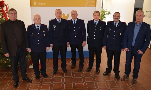 Ob Ernennung oder Verabschiedung – alle sehen zufrieden aus (von links): Burkhard Siebert, Hans-Joachim Störich, Udo Löprich, Olaf Laue, Hendrik Zimmermann, Frank Slotta und Tim Meißner, Leiter des städtischen Fachdienstes Sicherheit und Ordnung. Foto: Stadt  Goslar