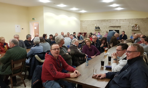 Mehrere bewegende Themen wurden in großer Runde diskutiert. Foto: Michael Deike