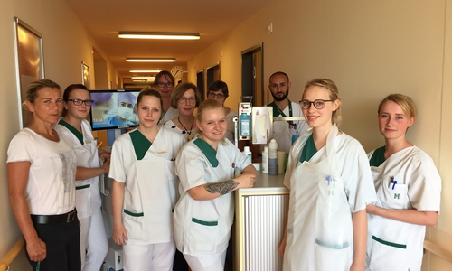Der Examenskurs trägt eine Woche die Verantwortung für eine Station. Auf dem Foto ist der Frühdienst gemeinsam mit Lehrkräften und Pflegedirektorin Aline Preibisch (links) zu sehen. Foto: Helios
