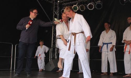Der Samstagvormittag beim Maifest stand im Zeichen des Sports. Moderiert wurde der Vormittag von regionalHeute.de-Redakteur Werner Heise. Fotos: Anke Donner