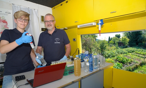 Harald Guelzow und Lina Remme im Labormobil. Foto:  VSR-Gewässerschutz e.V.
