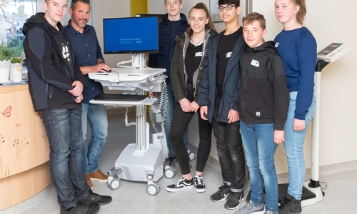 Fachinformatiker Marco Schotte zeigt den Schülern das KIS - Krankenhaus-Information-System. Foto: Tanja Bischoff