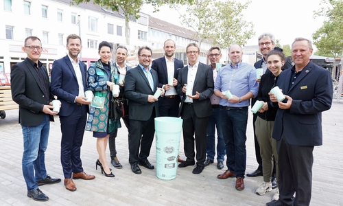 homas Werner (Abteilungsleiter Wirtschaftsförderung, WMG), Dennis Weilmann (Wirtschaftsdezernent und Geschäftsführer der WMG), Myrjam und Djuliano Saliovski (Boutique Hotel Goldene Henne), Sabah Enversen (stellv. Aufsichtsratsvorsitzender der WMG), Jens Hofschröer (Geschäftsführer der WMG), Klaus Mohrs (Oberbürgermeister der Stadt Wolfsburg), Hendrik Wolf-Doettinchem (Geschäftsführer Cadera), Tobias Senft (Atelier Café), Dr. Herbert Engel (Vorstand Wolfsburger Abfallwirtschaft und Straßenreinigung), Lisa Berndt (Sonnenschein Biomarkt) und Thorsten Pitt (Delegierter und Direktor der Autostadt Restaurants). Foto: WMG