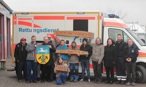 Übergabe der neuen Beschilderung für die Rettungswache Helmstedt. Foto: privat