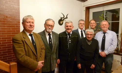 Die Geehrten sowie der wiedergewählte Vorstand des Männergesangvereins Erkerode während der Mitgliederversammlung in der Gaststätte „Vintage“ in Erkerode: Werner Henschel, Ewald Haberland, Roland Kröhle, Dieter Bode, Günter Umlauf, Friedrich-Karl Schulz, Siegfried Eßmann (von links). 	                            		     				               Foto und Text: Jens Henschel