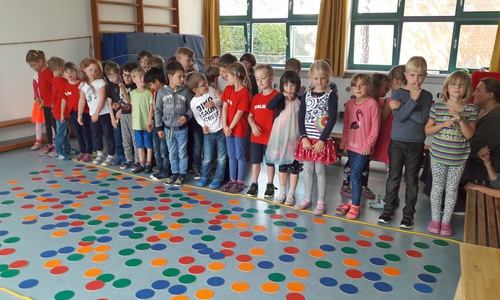 Die Moderatorin hat für die Kinder eine besondere Straße aufgebaut. Dort wurden Übungen zur Konzentration, Rücksichtnahme und gegenseitige Hilfe durchgeführt. Foto: Kreisverkehrswacht Helmstedt