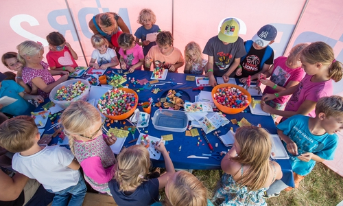 In der NDR 2 Kinderwelt kann gemeinsam gebastelt werden. Foto: Axel Herzig