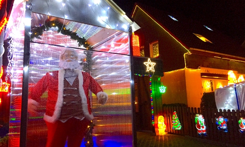 Ein sehenswertes Highlight in der Weihnachtszeit: Das bunt geschmückte Haus von Familie Hammer aus Heiningen. Fotos/Video: Nick Wenkel
