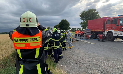 Messen, sichern, reinigen. Auch wenn der Inhalt des Behältnisses noch immer unbekannt ist, gingen die Einsatzkräfte kein Risiko ein. Foto: Thilo Grossert / Feuerwehr Wolfenbüttel