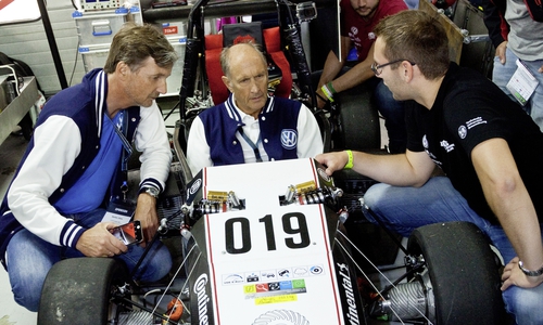 Fachgespräch am und im Elektro-Rennwagen LR17 vom Lions Racing Team der TU Braunschweig: Prof. Stefan Gies (l.) und Hans-Joachim Stuck (im Cockpit) mit Lions Racing Team-Chef Marvin Bergner. Foto: Volkswagen