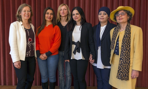 Diskutierten über den Wiedereinstieg ins Berufsleben (v.l.): Moderatorin Katja Taranczewski (Nds. Ministerium für Soziales, Gesundheit und Gleichstellung) mit den Teilnehmerinnen der Talkrunde,
Mariam Yussef, Wioletta Glaser, Emöke Abay, Emine Yilmaz und Despina Kazantzidou. Fotos: Allianz für die Region GmbH/Roberta Bergmann