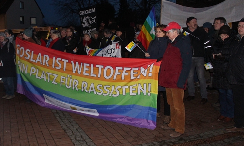 Die Gegendemonstranten waren den Rechten zahlentechnisch deutlich überlegen. Fotos: Jonas Walter