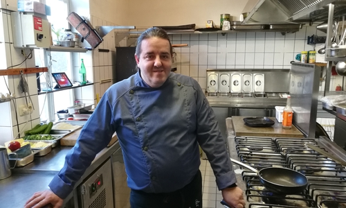 Restaurantinhaber Giovanni beschert regelmäßig köstliche Weihnachten. Foto: Ambulante Hilfe Wolfenbüttel