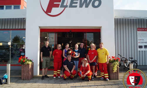 Kinderschminken beim verkaufsoffenen Tag am Rehmanger. Das Team der Schminker und der Firma FLEWO. Dirk (Firma Flewo ), Laura W., Rebecca M., Laura M., Eric H., Wiebke S., Rolf B. und Florian. P. (alle stehend), Doro A. und Jenny G. (im Vordergrund hockend). Foto: Privat