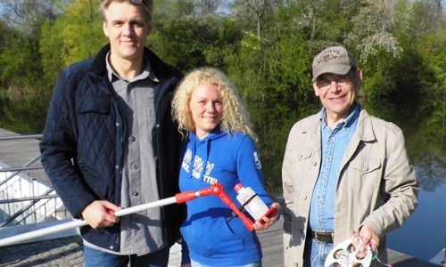 Michael Reupke vom Gesundheitsamt (l.), Schwimm-Meisterin Pia-Maren Marske und WSV-Badwart Manfred Fiebig bei der Wasserkontrolle. Foto: Andreas Meißler.