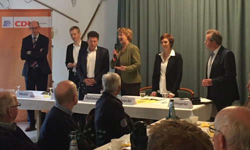 Ingrid Pahlmann im Dialog mit Betroffenen und TenneT. Foto: Büro Pahlmann 
