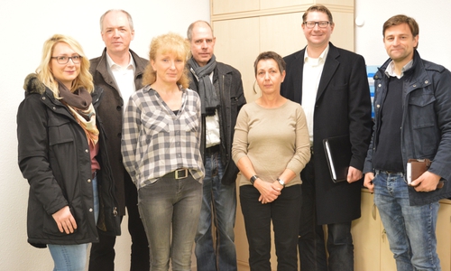 Dana Raupach, Matthias Konrad, Frau Bajonek, Michael Wittek, Frau Jaworsky, Marco Kelb und Timo Löffler begutachten die neue errichtete Krippengruppe der KiTa St. Martin in Sickte. Foto: Martin