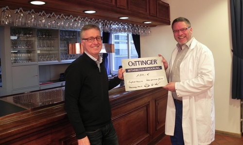 Siegfried Hanisch (links) erhält die Mitarbeiterförderung von Uwe Berkhausen, Leiter Qualitätssicherung. Fotos: Oettinger Brauerei GmbH