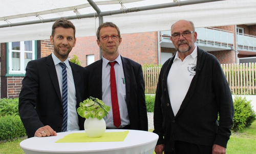 Die Gastgeber des Abends: Dennis Weilmann (Leiter Referat Kommunikation der Stadt Wolfsburg), Oberbürgermeister Klaus Mohrs und Wilhelm Dähre (Vorsitzender des Dorfvereins Wendschott). Foto: Eva Sorembik