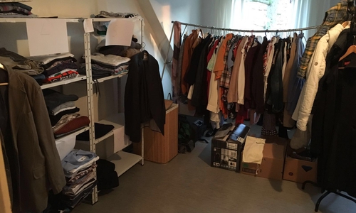 Die Regale der Kleiderkammer sind zum Bersten gefüllt. Foto: Privat.