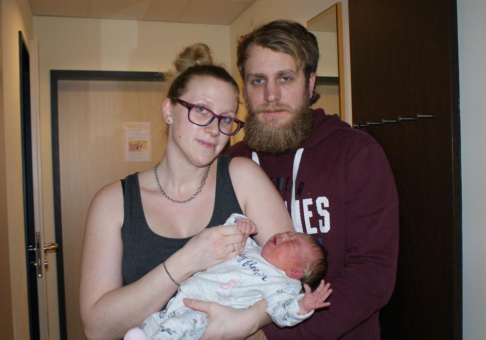 Neujahrsbaby Eva Globisch mit ihren Eltern Anna-Carina Globisch und Marvin Lyssy. Fotos: Helios Klinikum