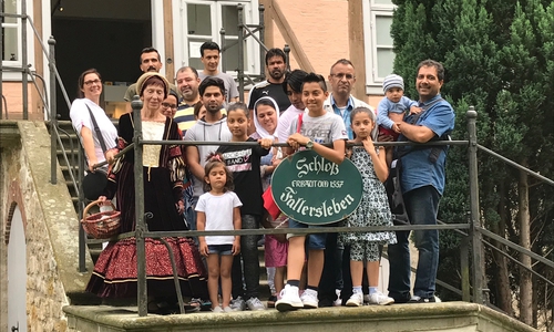Mit einem Besuch im Schloss Fallersleben ging die Informationsreihe  „Wir in Deutschland – Teegespräche“ für die Bewohner der Flüchtlingsunterkunft in Detmerode zu Ende. Foto: Stadt Wolfsburg