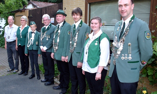 Die Könige bedanken sich für den Umzug: (von links) Volkskönig Hermann Urlass, Große Königin Rita Meyer, Schülerkönig Jamie Schulz, Kleiner König Axel Bodemann, Großer König Ralf Meyer, Jugendkönig Justin Reppin, Kleine Königin Jarna Bodemann und Hirschkönig Frank Pape. 
 Foto: P. Illner
