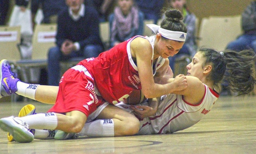 Kampf um den Ball: Aneliya Draganova steuerte zwölf wichtige Zähler bei. Foto: Rayk Maschauer/Archiv
